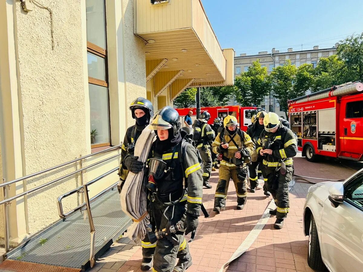 Центральная спасательная станция санкт-петербург. Спасатель санкт петербурга. Спасатель санкт петербурга. Пожарная часть. Специалист водный.