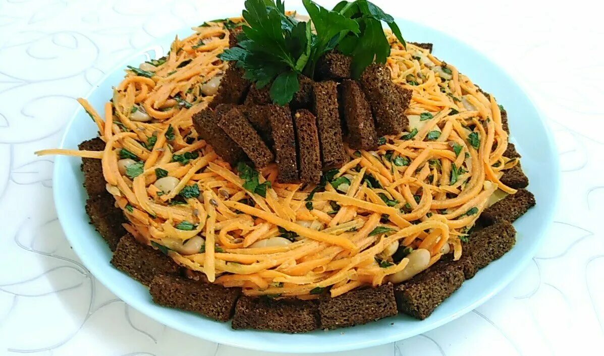 Салат со шпротами фасолью и плавленным. Пикантный постный салат с фасолью 133 ккал простое. постные салаты с сухариками рецепты с фото простые и вкусные.