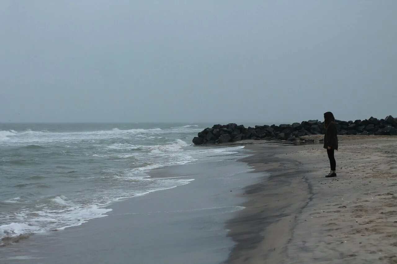 Грустью море не вычерпаешь. Море грусть. Море одиночество. Грустный на пляже. Депрессивное море.