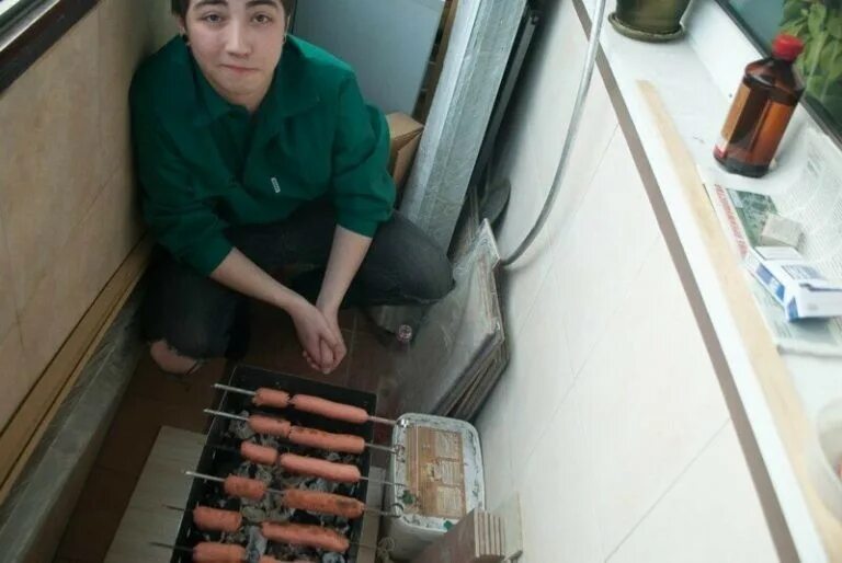 Можно ли жарить шашлык на балконе многоквартирного. Шашлык на балконе. жарить шашлык на балконе. шашлык на самоизоляции. шашлычная на балконе.