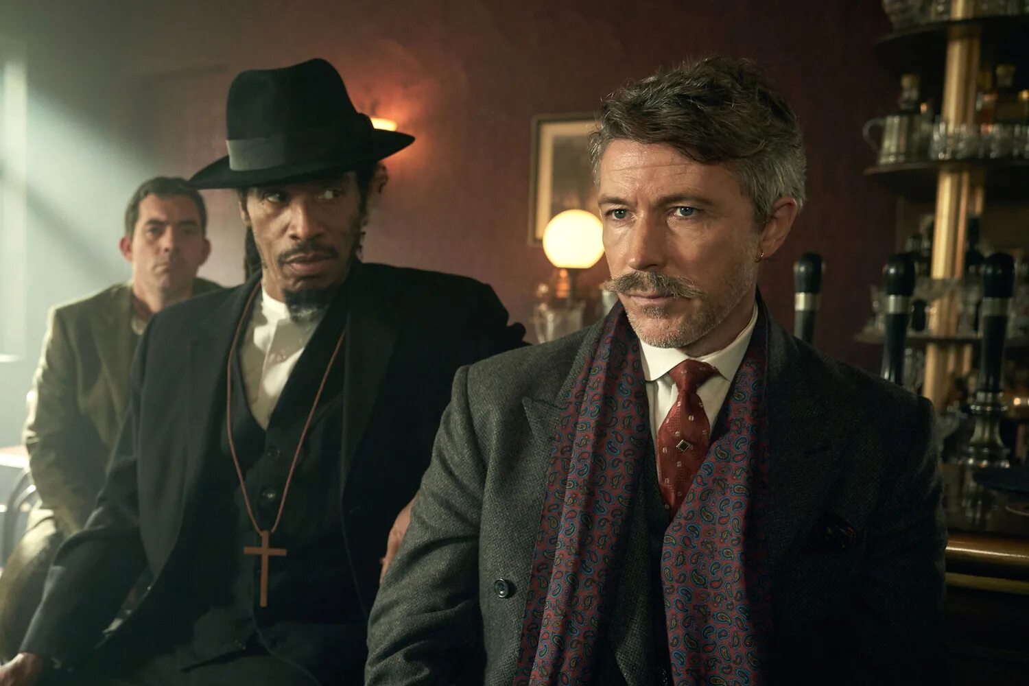 пол андерсон peaky blinders. эдвард нортон острые козырьки. киллиан мёрфи острые козырьки. андеркат острые козырьки артур. сэм клафлин острые козырьки.