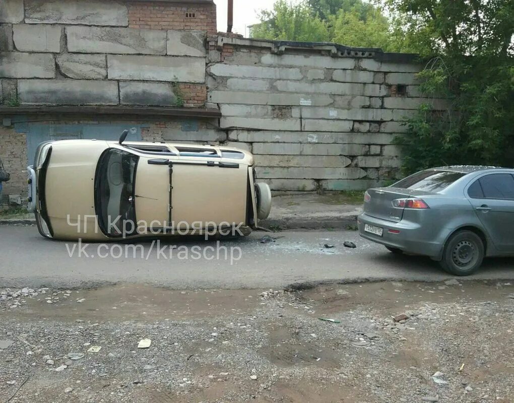 В Красноярске ДТП Шевроле. Авария Нива Шевроле Красноярск сегодня. Фото вагон на боку аварии. Завалиться набок