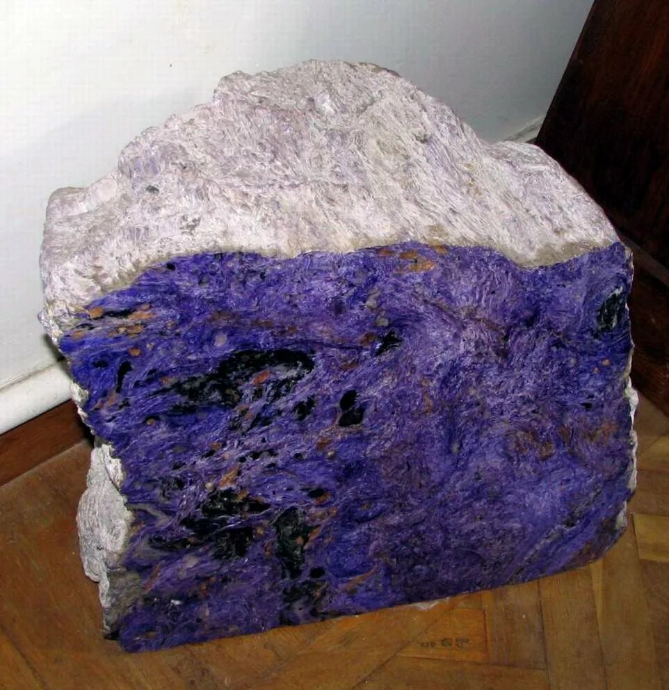 Музей ферсмана чароит. Месторождение чароита сиреневый камень. Месторождение чароита в иркутской области. Чароит камень месторождения. Месторождение чароита сиреневый камень.