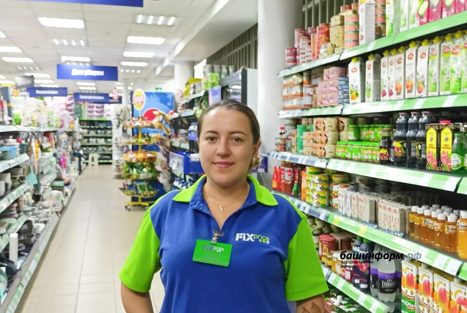 Работа продавцом фикс прайс. Fix price сотрудники. продавец-кассир fix price. продавец в магазине. сотрудники в магазин фикс прайс.