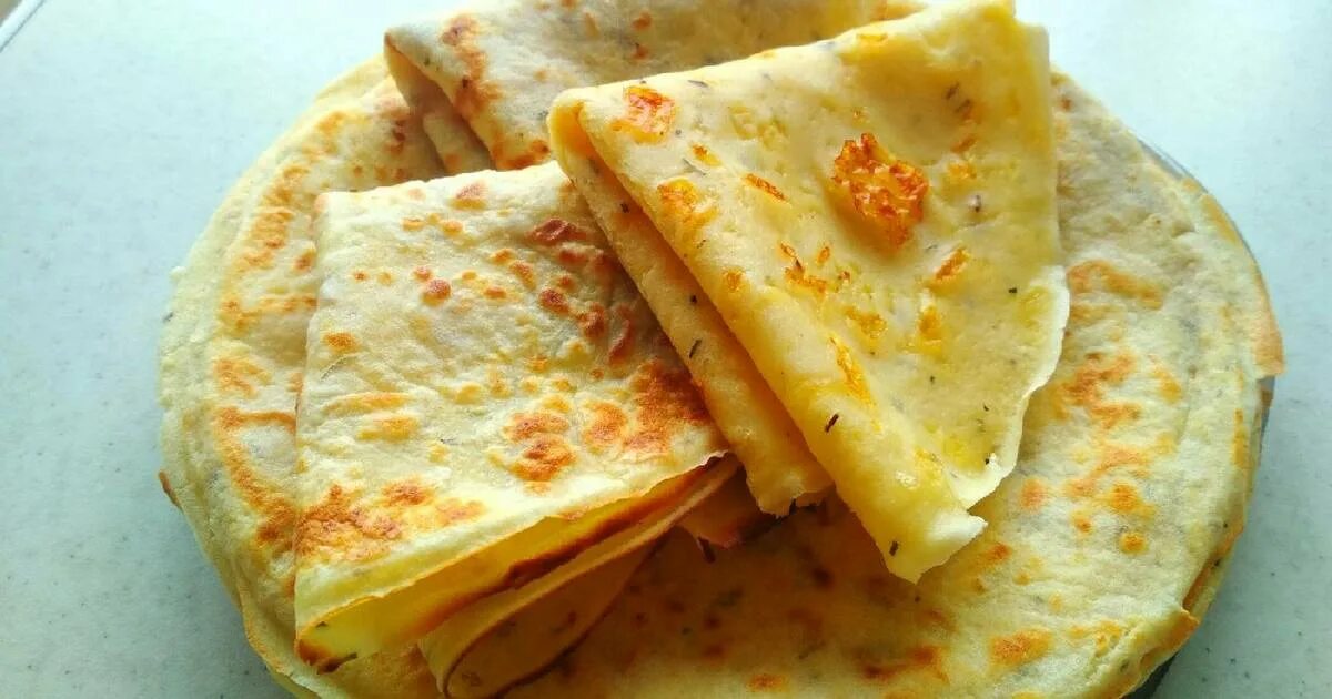 Сырные блины с зеленью. Блинчики с сыром. Какой сыр блин. Блинчики с укропом. Сырные блинчики с зеленью.