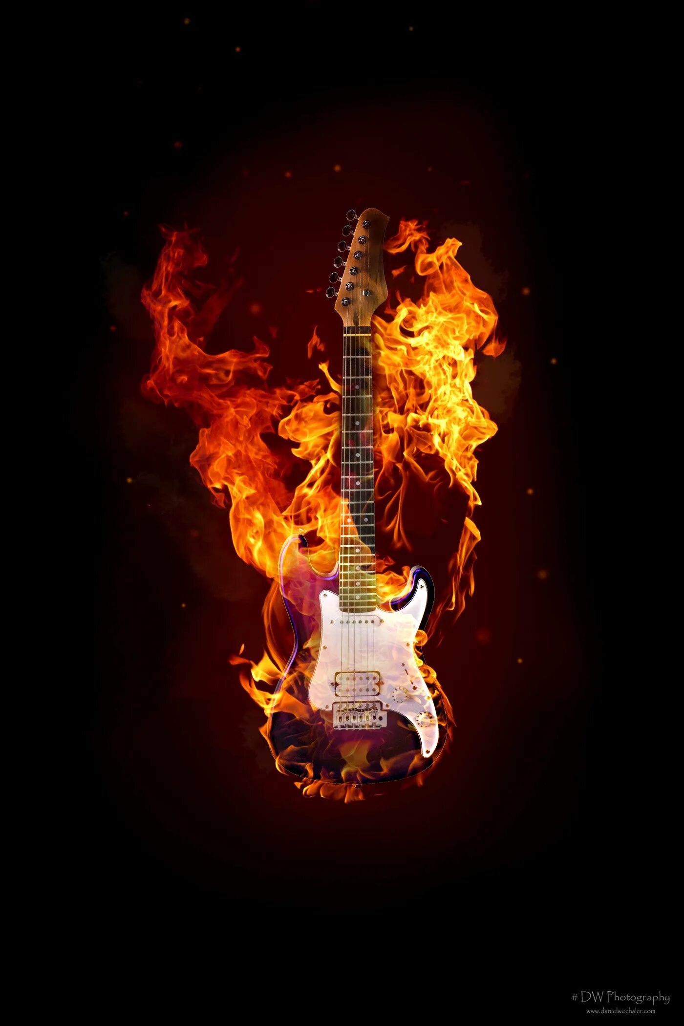 Гитара сгорела. Огненная гитара. Гитара в огне. Гитара огонь и вода. Электрогитара в огне.