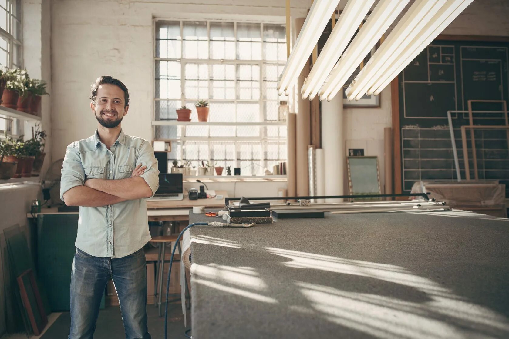 Молодой человек дизайнер. Дизайнер бизнесмен. Девушка бизнес. Мужчина улыбается офис. Бизнес офис картинки.