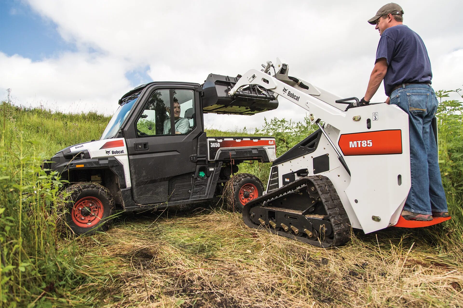 Бобкэт купить б у. Bobcat mt85. Гусеничный мини-экскаватор Bobcat 331. Bobcat HB 1180. Самый большой трактор Бобкэт.