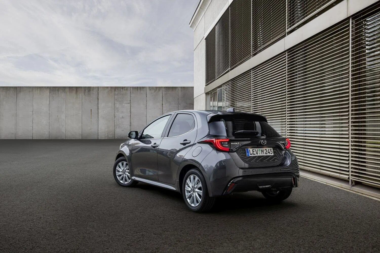 Мазда гибрид. Mazda 2 Hybrid. Toyota Yaris 2022. Mazda 2 2022. Мазда 2 новая хэтчбек.