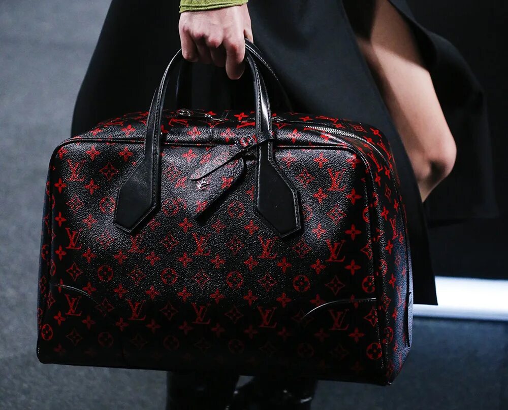 Николя Гескьер Louis Vuitton. Николя Луи Виттон. Сумка Луи Виттон капуцин. Сумка Луи Виттон красная. Show bags