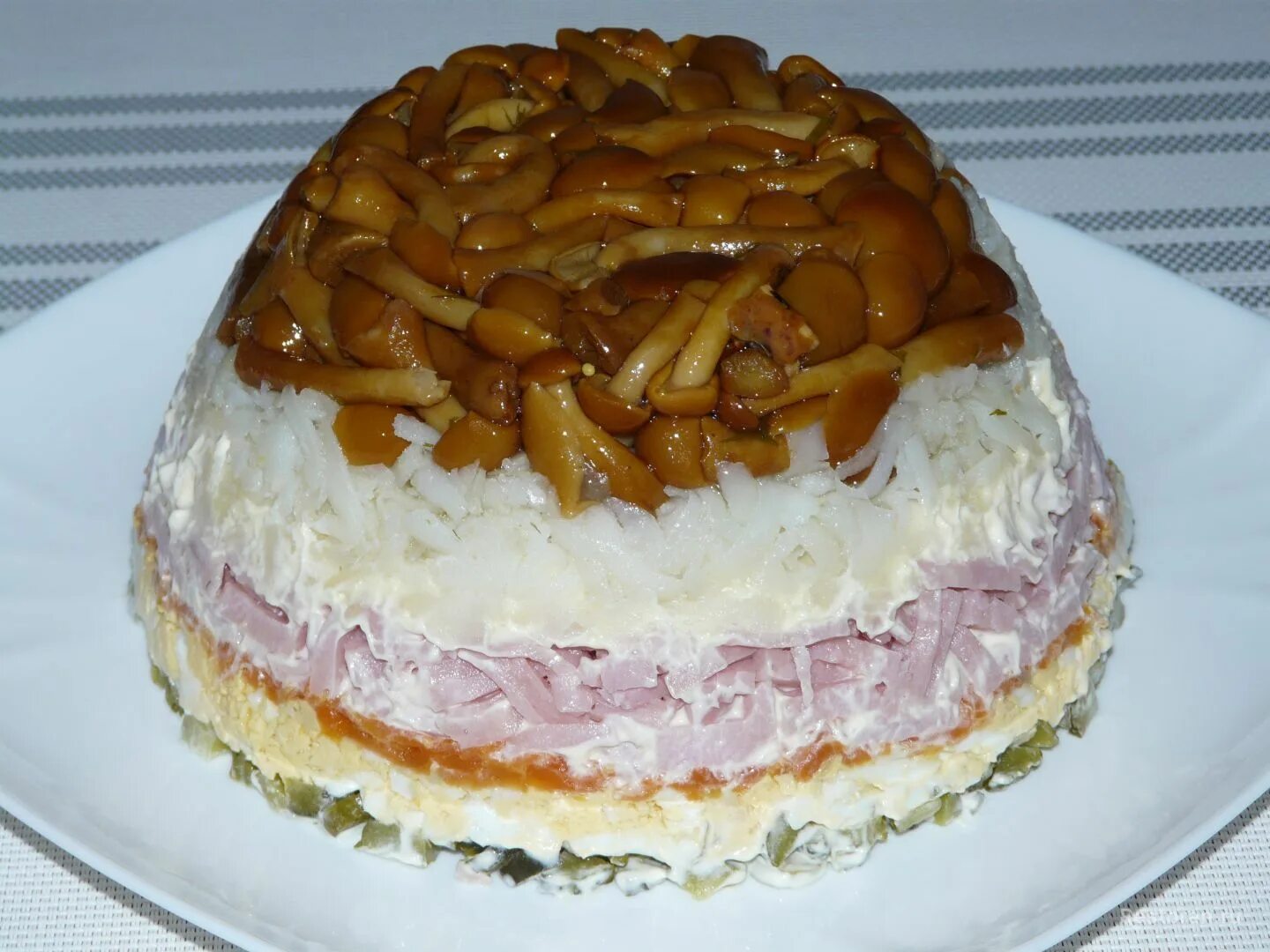 Салат с опятами и вареной курицей. Салат с опятами. слоеный салат с опятами. салат с опятами маринованными. салат с опятами слоями.