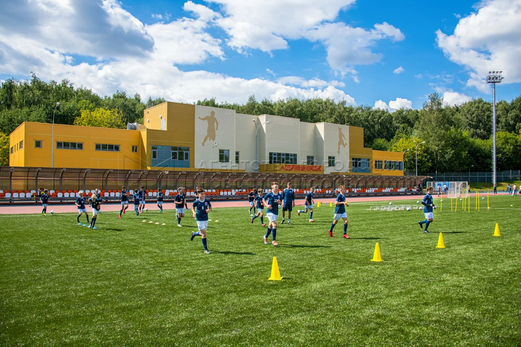 Медведково Арена спортивный комплекс. Футбольный стадион Медведково. Арена Медведково стадион футбол. Новый стадион Северное Медведково. Стадион 1 школы