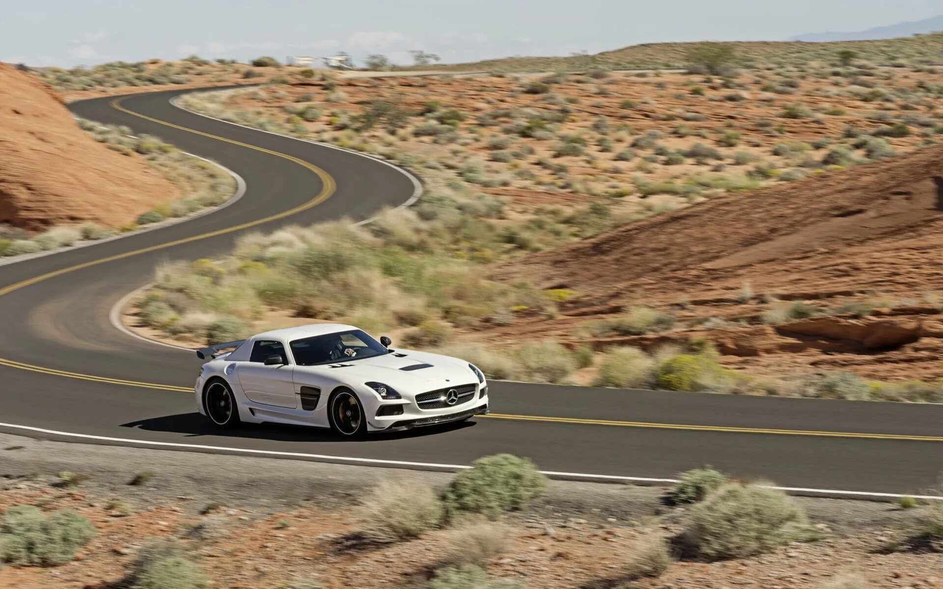 Mercedes SLS AMG White. Mercedes SLS AMG Black Series. 2010 Mercedes Benz SLS AMG Desert. Mercedes Benz c63 в пустыне. Машины едут по пустыне