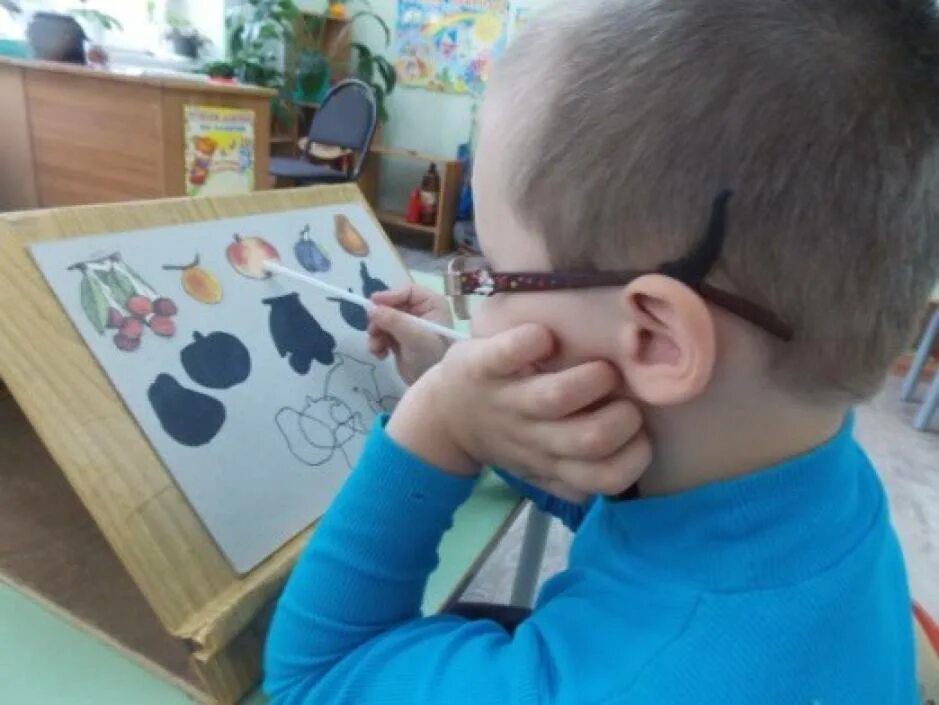 Дети с нарушением зрения. Детский сад для детей с нарушением зрения. Дети с нарушением зрения в саду. Наглядность для детей с нарушением зрения.