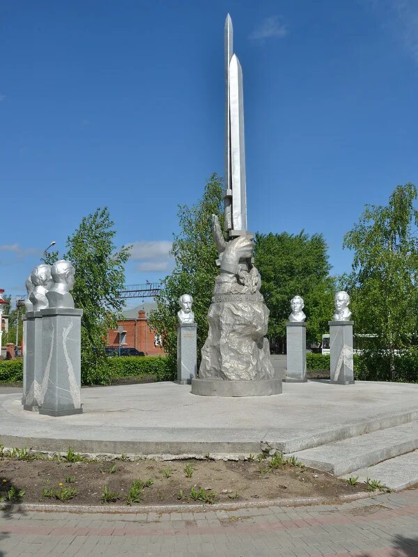 Ялуторовск население численность. Ялуторовск тобол. город ялуторовск тобол. ялуторовск фонтан. ялуторовск набережная.