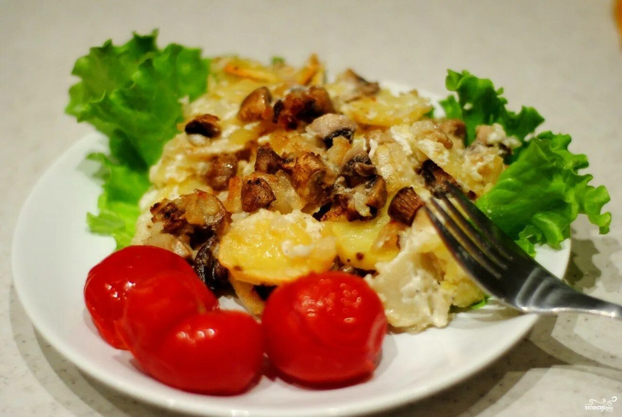 Блюдо с шампиньонами и картошкой. Картофель с шампиньонами в сметане. картофель с грибами в сметане. жареная картошка с шампиньонами и сметаной. соус с грибами и картошкой.