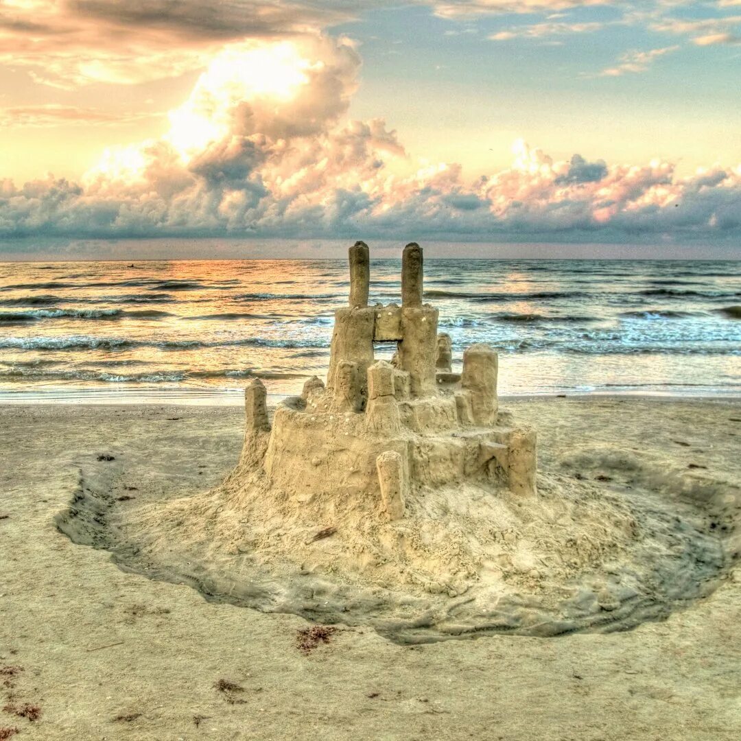 Песочный замок. Песчаный замок на берегу моря. Замок на песке. Замок из песка на море. Замок из песка дорама