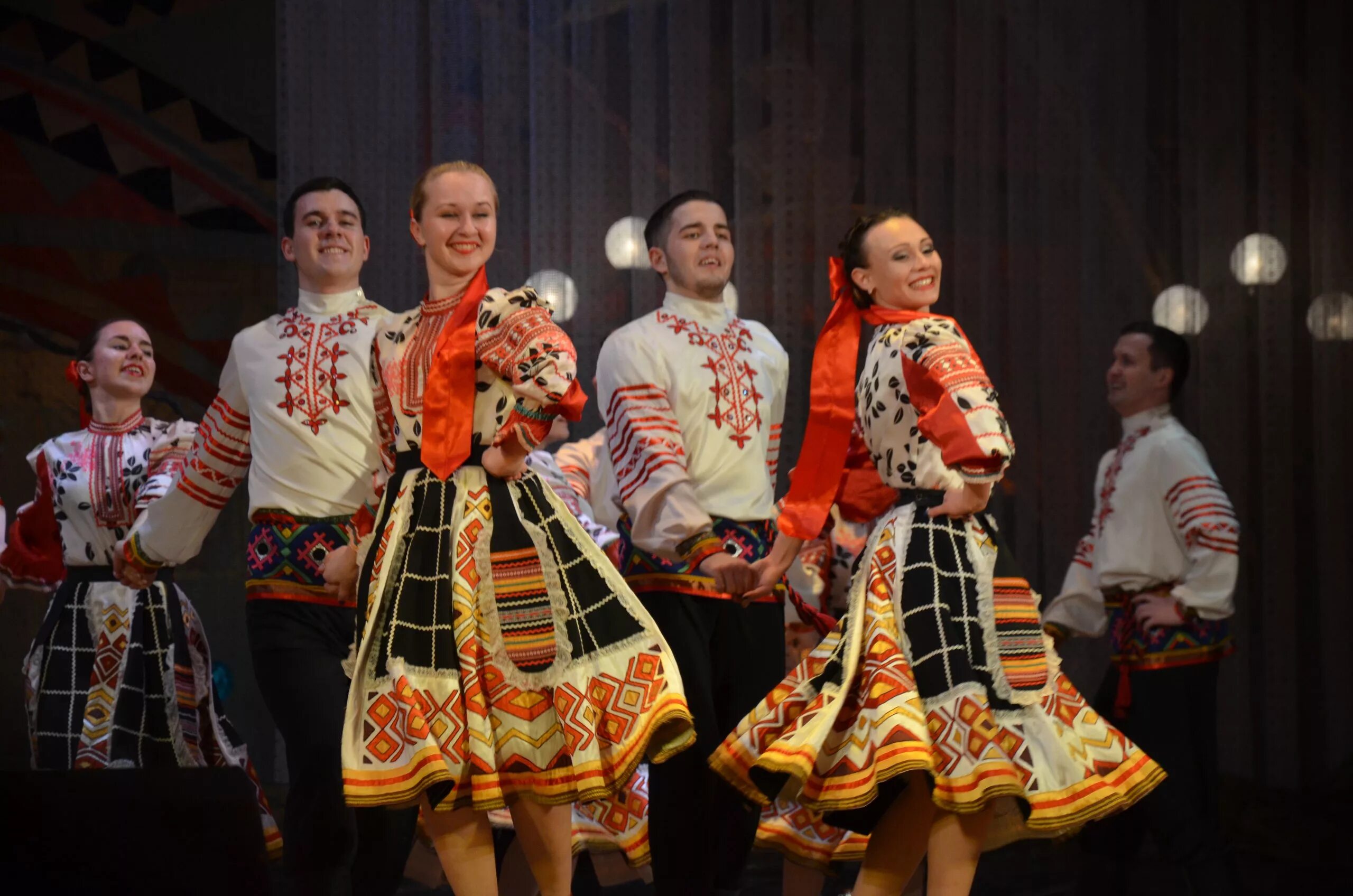 ансамбль весенние зори. весенние зори воронеж. ансамбль богучарочка. зори воронеж. ансамбль калинка воронеж.