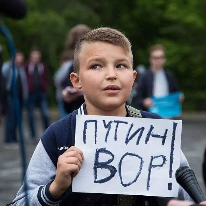 Глупые подростки. Дети на митинге. Навальнята. Митинг школьников. Навальнята на митинге.