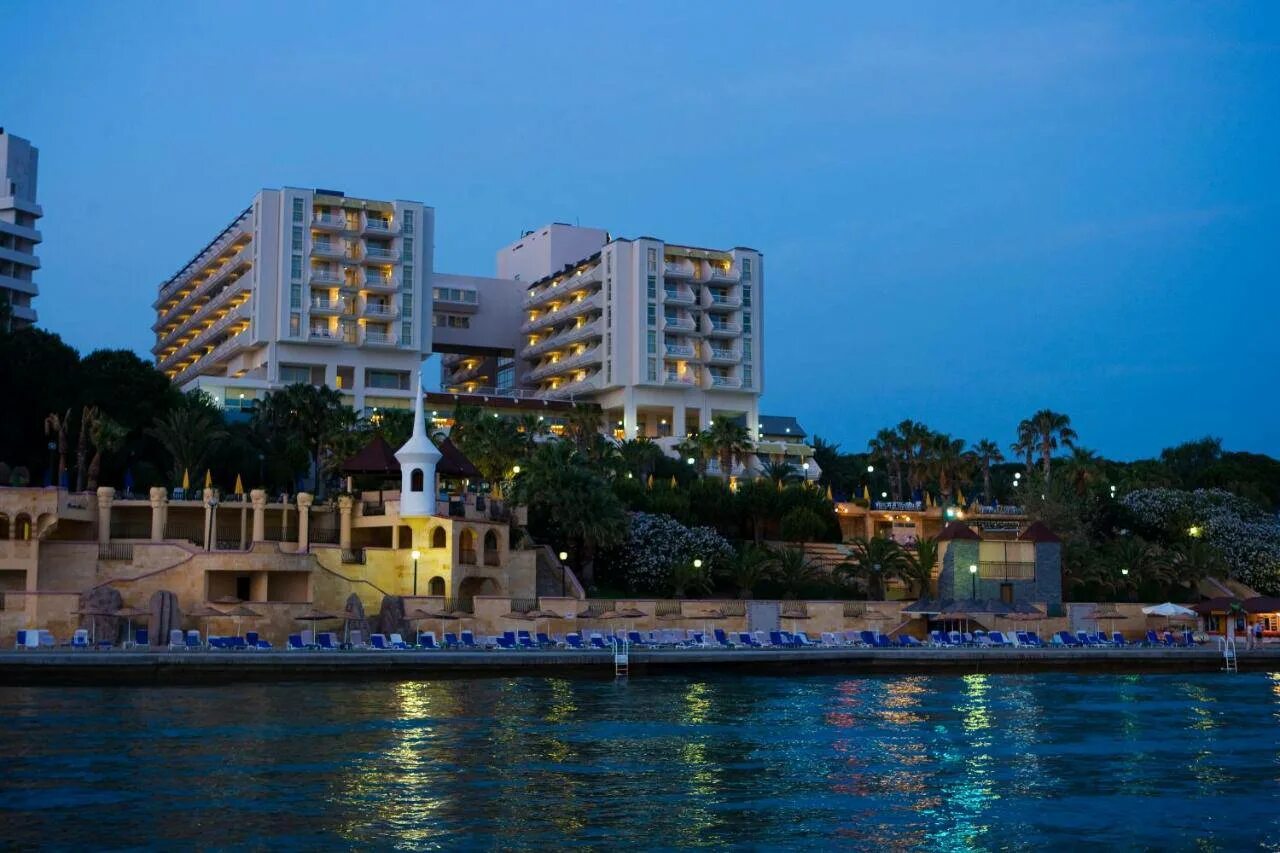 Fantasia de luxe 5* кушад. Fantasia de luxe 5 турция. Fantasia deluxe 5 кушадасы. Fantasia de luxe kusadasi. Отель fantasia hotel deluxe kusadasi.