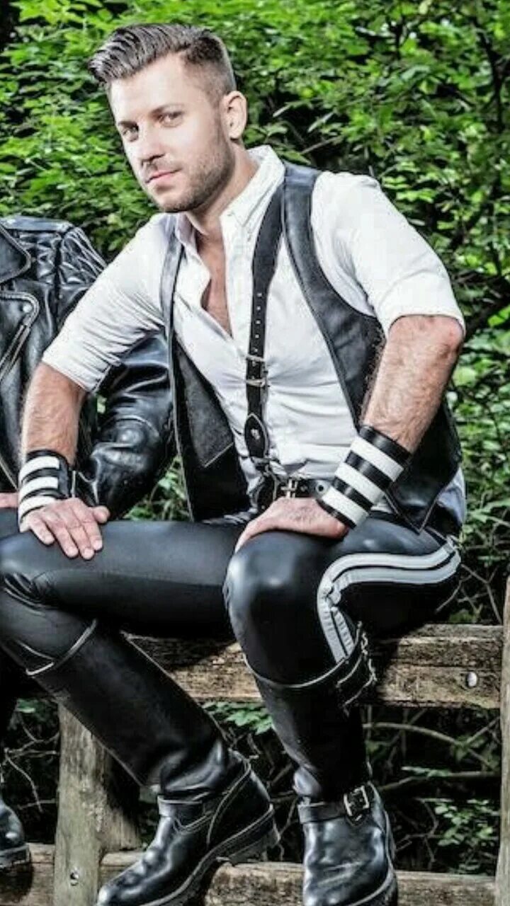 Парни в кожаных шортах. Парни в кожаных штанах. Гомо в коже. Leather gays