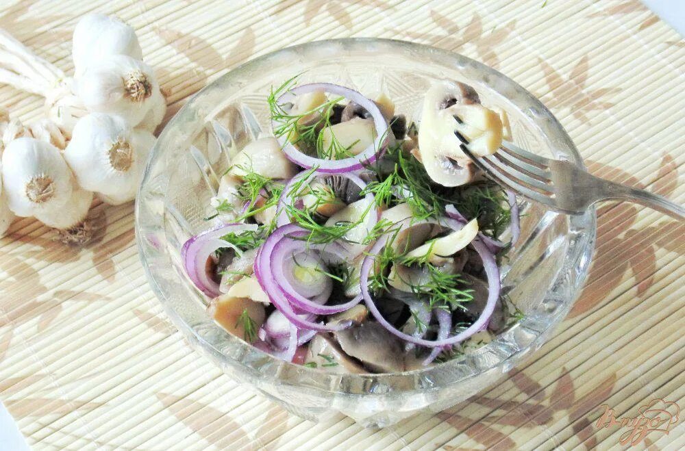 Салат с маринованным луком фото. Салат с лучком и чесночком. Салат лук с чесноком. Салат грибы чеснок. Салат сверху маринованные грибы.