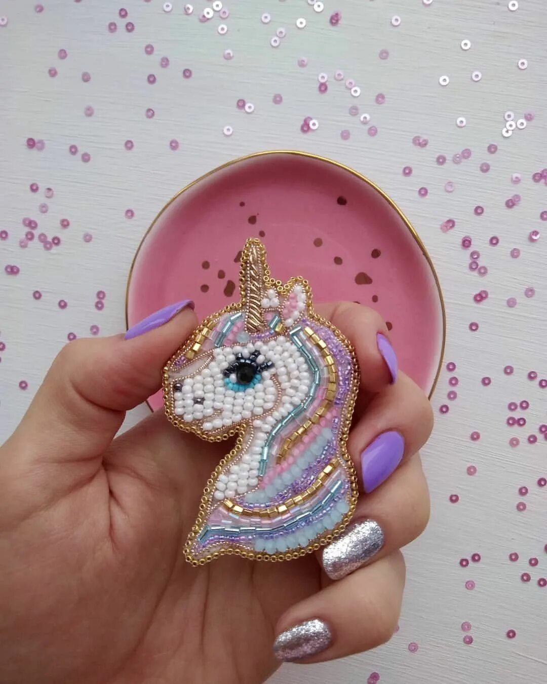 Брошь единорог из бисера. Брошь из бисера единорожка. Единорог из бисера. Брошь из бисера единорожка. Единорог из бисера.