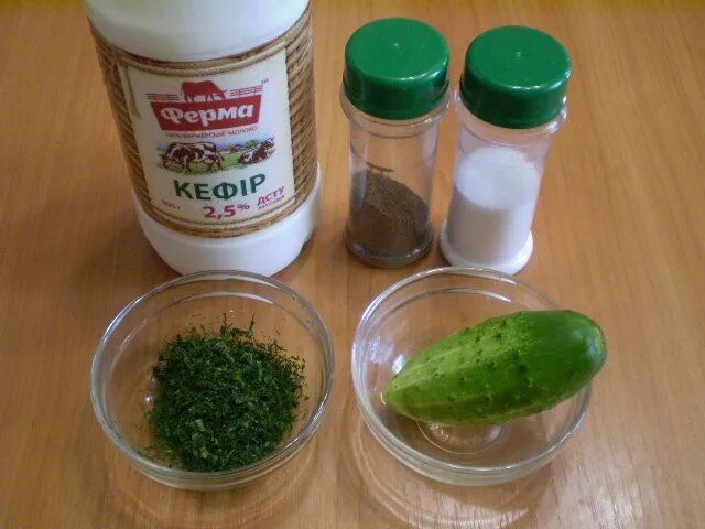 Огурцы с кефиром и зеленью как называется. Кефир с солеными огурцами. кефир с огурцом и зеленью. кефир с укропом. кефир с огурцом и укропом.