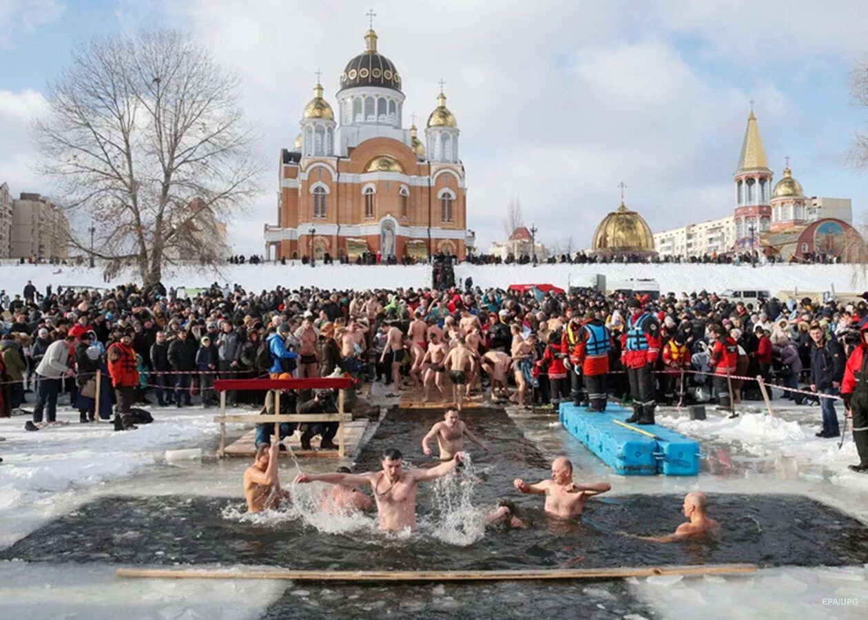 Крещение называется. С крещением господним 19 января. крещение руси прорубь. купание в проруби. с крещением 2025.