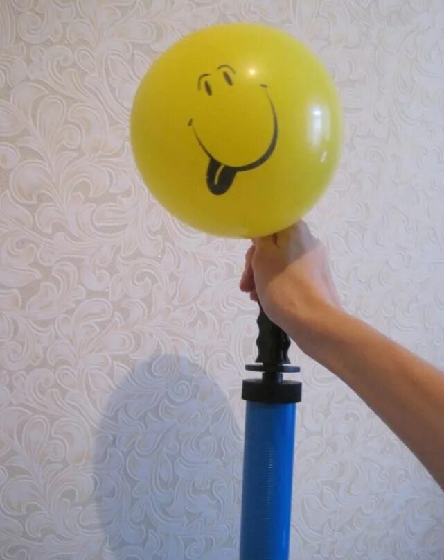 Накачка шаров. Ручной насос для надувания воздушных шариков. Надуваем воздушные шары. Насос для шариков с гелием. Надувание воздушного шара.
