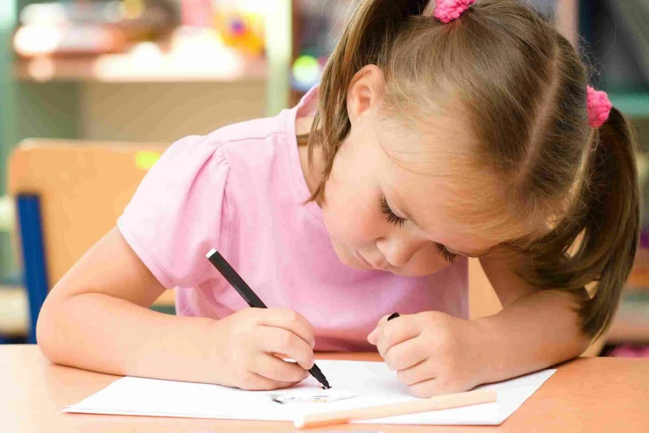 Мальчик за уроками. Трудолюбивый прилежный. Заставляют учиться. Ученик пишет. Иллюстрации трудолюбивого ребенка.