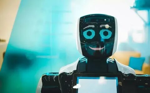 Человек разговаривает с роботом