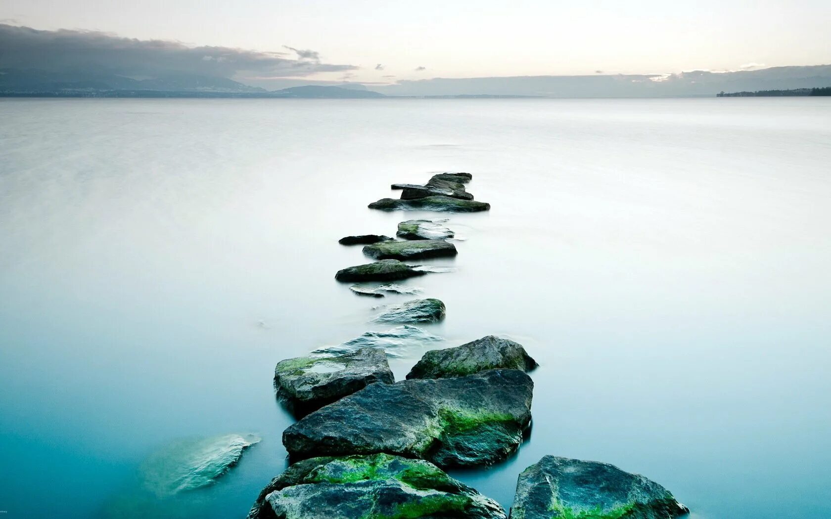 Море камни. Камни в воде. Вода камни пейзаж. Камни в прозрачной воде.