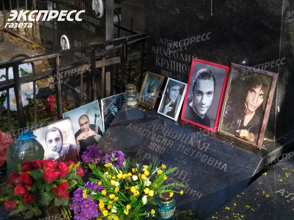 Могила умершего. Анатолий крупнов могила. введенское кладбище анатолий крупнов. могила анатолия крупнова. анатолий крупнов похороны.