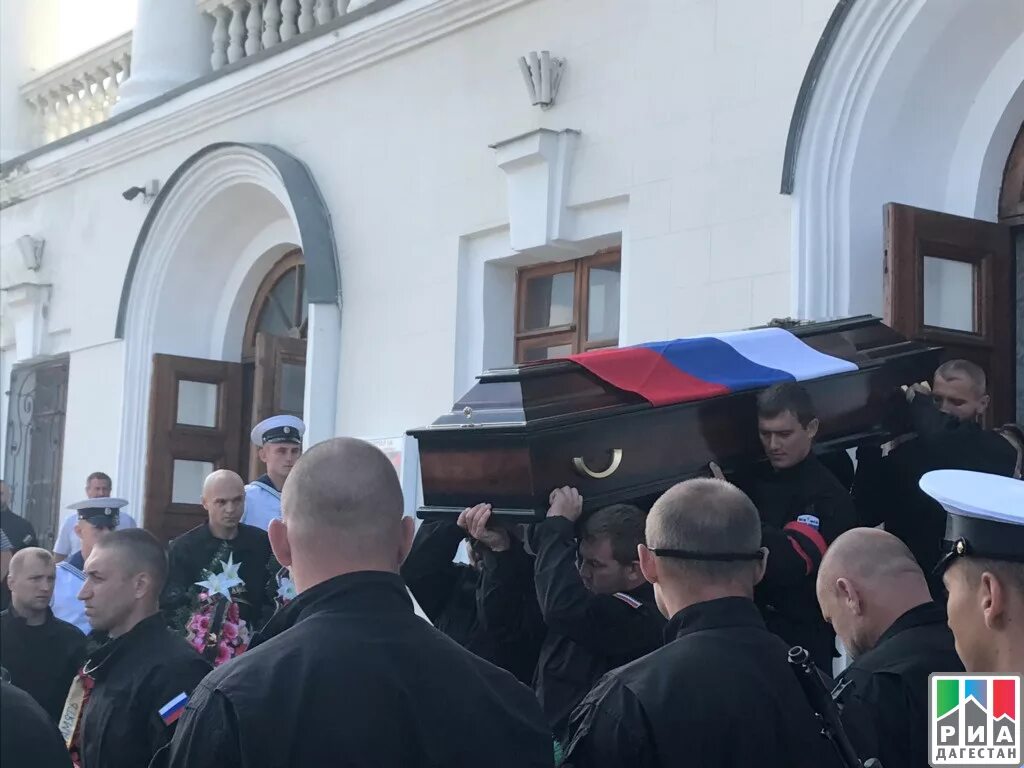 Севастополь прощание. Командующий черноморским флотом. Контр-адмирал рыбак похороны севастополь. Командующий черноморским флотом. Севастополь прощание с погибшими.