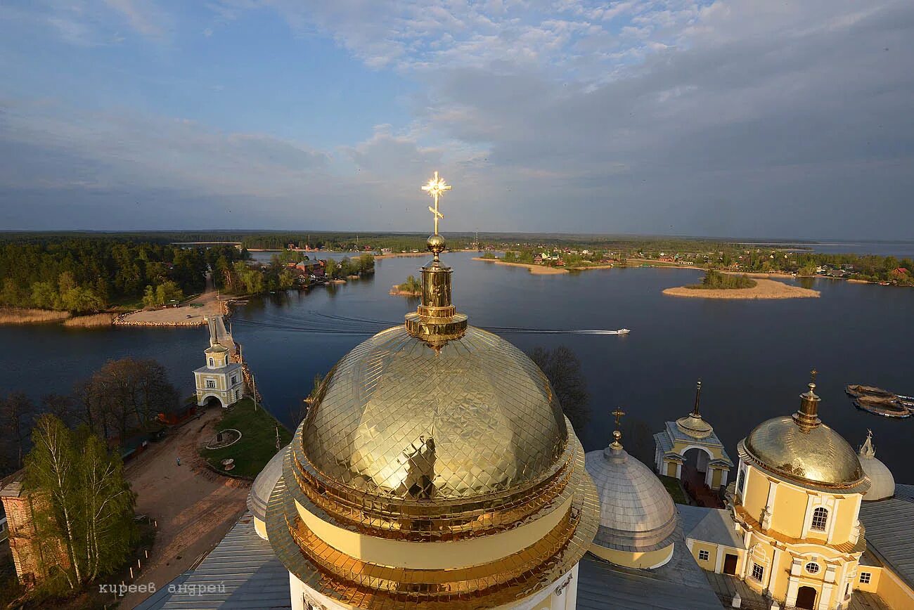 Осташков озеро селигер. Монастырь на Селигере Нилова пустынь. Нило-Столобенская пустынь Осташков. Нилова пустынь на Селигере. Осташков монастырь Нилова пустынь.