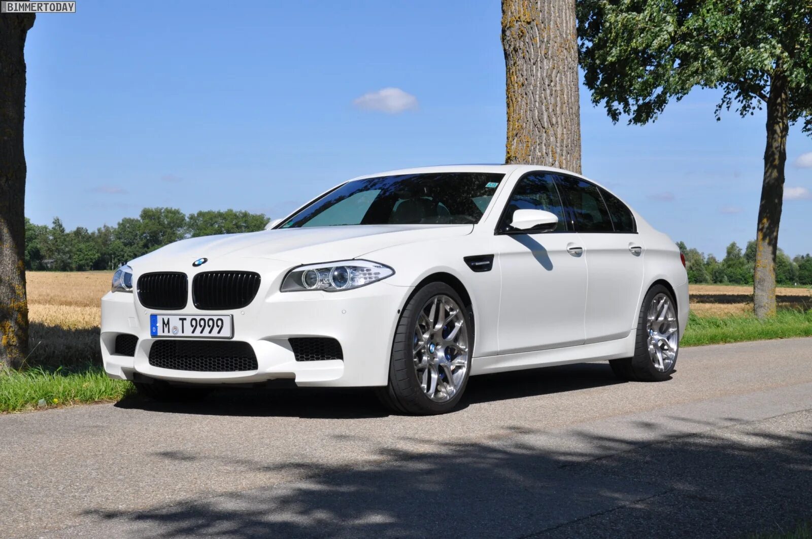 Белая 05. BMW m5 f10 белая. BMW 5 f10. БМВ 5 f10 белая. BMW f10 White.