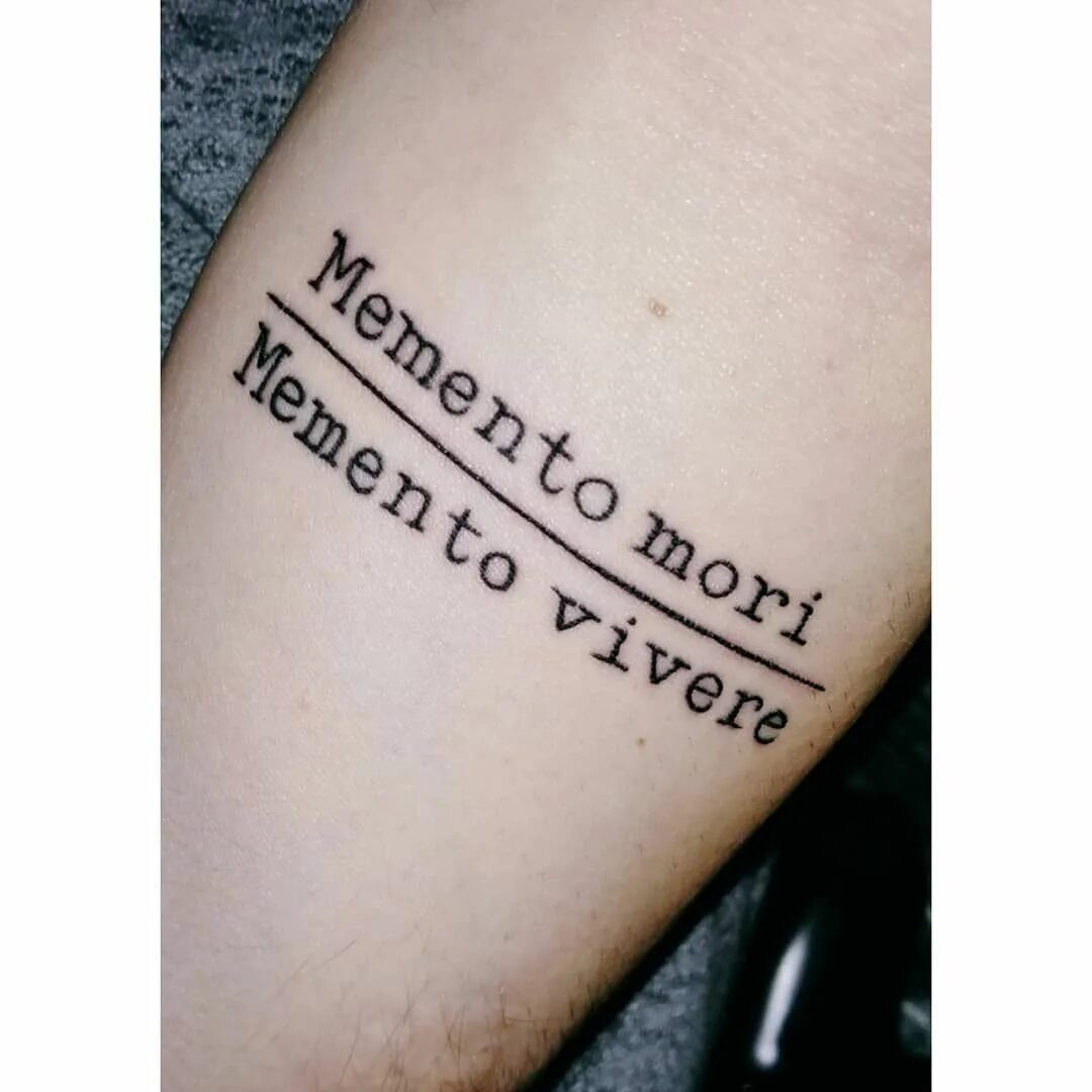 Татуировка Memento. Татуировка Memento Mori. Тату надпись моменто море. Memento Mori тату мужские. Memento mori фраза