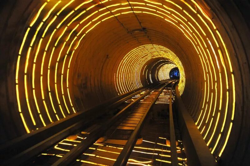 красивый тоннель. тоннель расположен в. подземная дорога. брункенбергский туннель. тоннель расположен в.