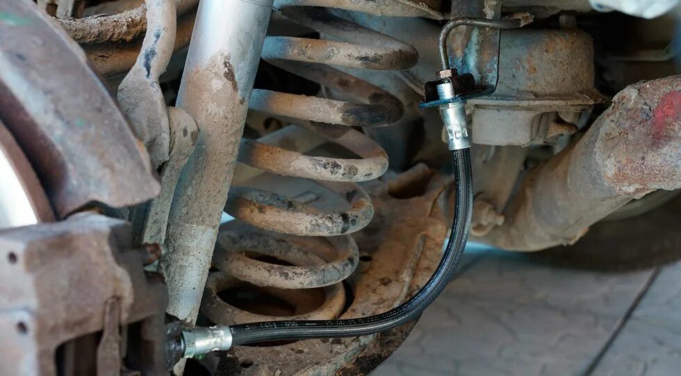 Задний тормозной шланг ваз 2107. Задняя тормозная трубка ваз 2106. Крепление тормозного шланга хонда цивик 4д. Тормозной шланг honda civic 4d. Замена задних тормозных шлангов.