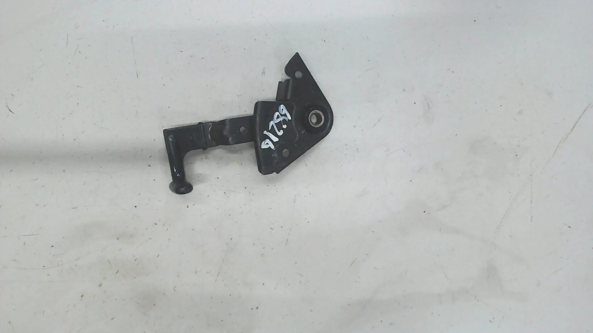 Ручка открытия капота ауди а4. Ручка открытия капота audi a4 b6. Ручка открытия капота ауди а4. Ручка открытия капота ауди а4. Ручка капота ауди а4.