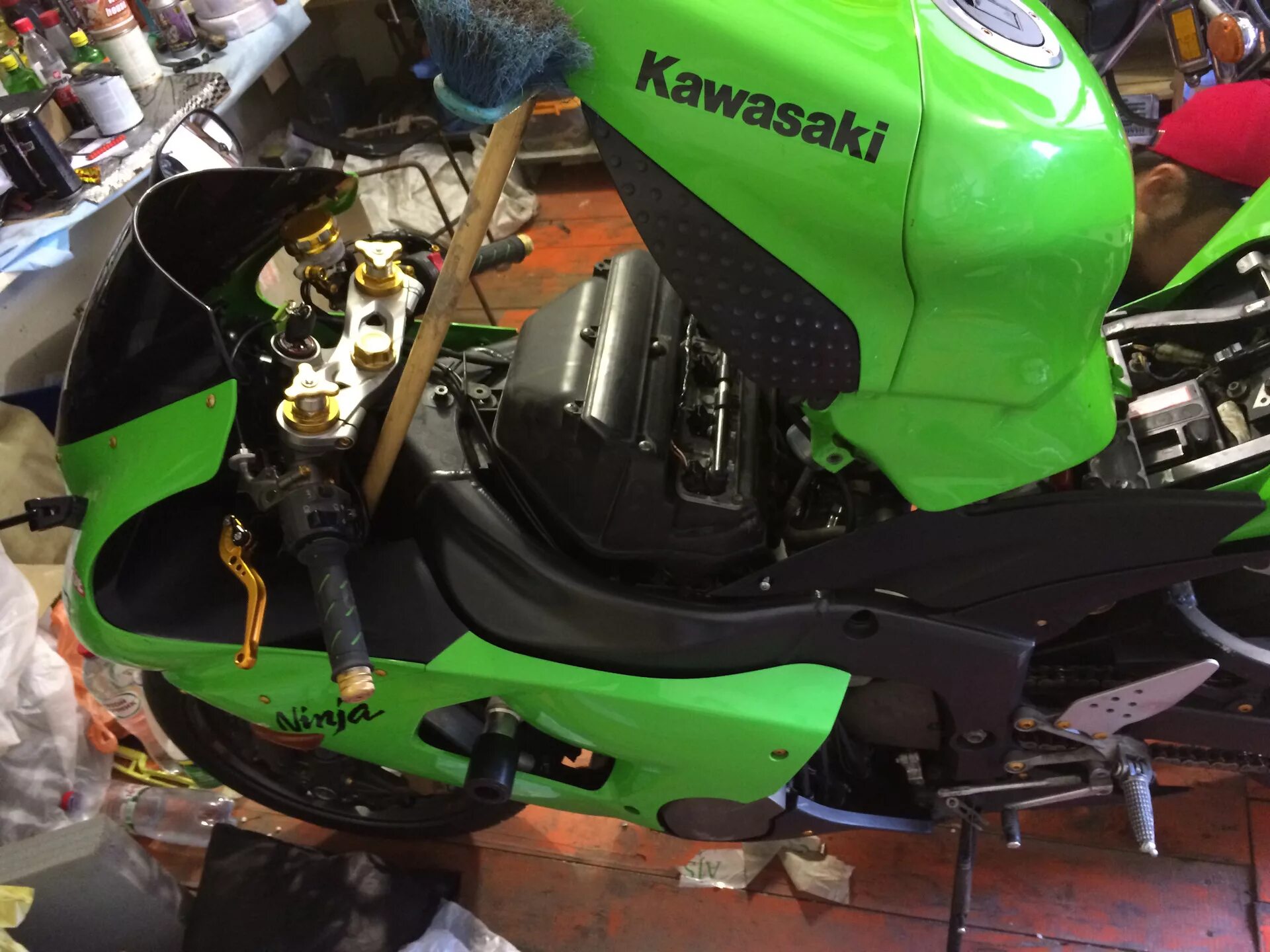 Kawasaki 250 1986. Замена масла кавасаки. Замена воздушного фильтра на мотоцикл кавасаки z650 2017 года. Кавасаки zx9r замена масла. Замена масляного фильтра kawasaki zzr 1100.