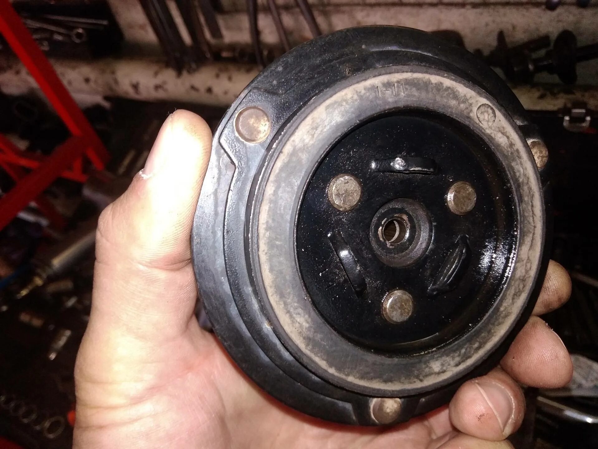 шкив компрессора кондиционера туарег 3. муфта компрессора кондиционера калина 1. шкив компрессора кондиционера i40. замена муфты компрессора кондиционера e60. как поменять муфту компрессора кондиционера.