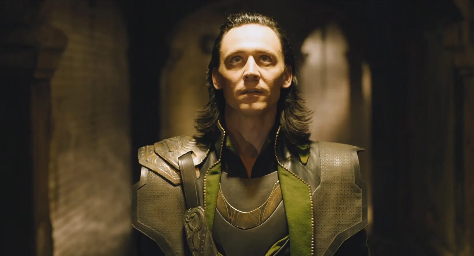 Том хиддлстон локи. Локи бобо ворон. Локи малыш в желтом. Мстители 2012 локи в клетке. Локи малыш в желтом.