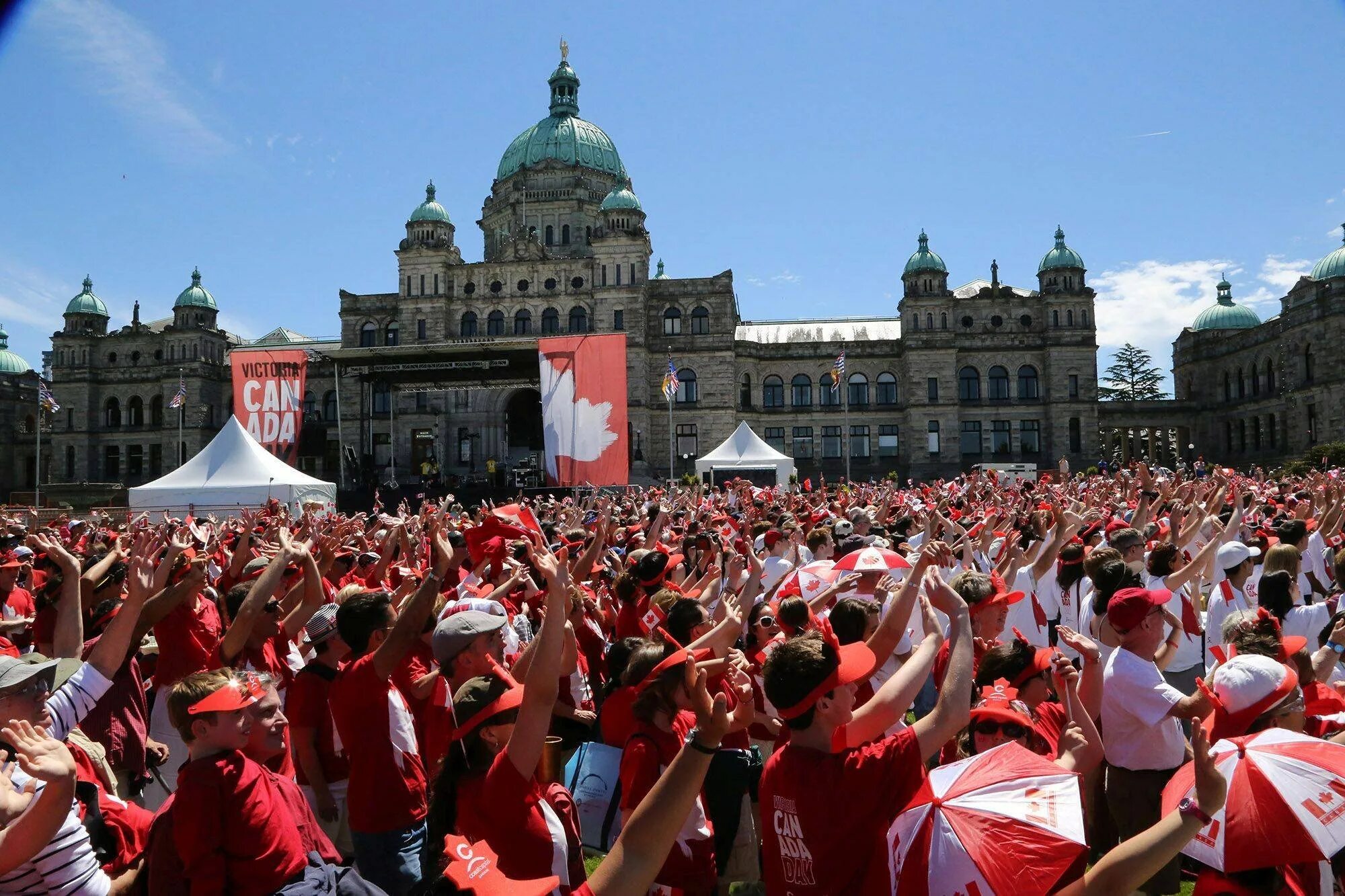 A holiday in canada. День канады (canada day). день виктории victoria day canada. канада люди. канада культура и традиции.