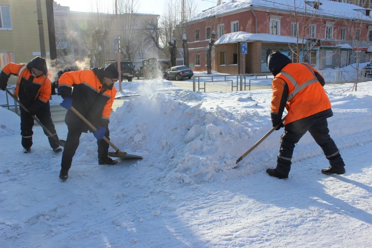 Очистка участка от снега. Уборка снега. Уборка снега во дворах. Уборщик снега. Уборка снега разнорабочие.