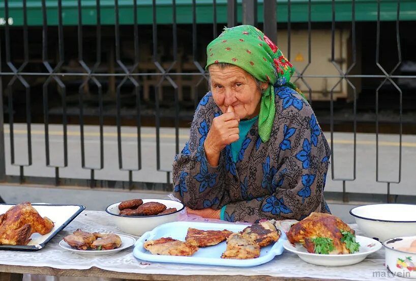 Бабушка с пирожками. Бабка на рынке. Бабушка с пирожками на рынке. Бабка продает пирожки. Танечка угости бабушку своим пирогом