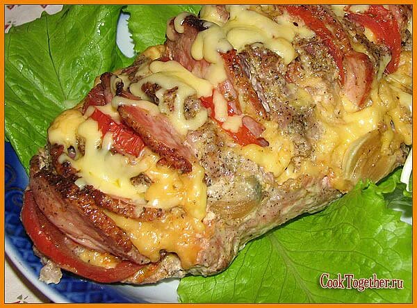 Мясо тушеное шпигованное. Запеченная свинина. Шея запеченная в духовке. Свинина шея в духовке куском. Мясо шпигованное морковью.