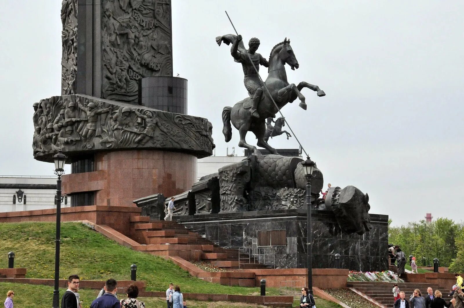 Мемориал в парке победы на поклонной. Мемориальный комплекс Поклонная гора. Мемориал Победы на Поклонной горе в Москве. Монумент Победы Москва Поклонная гора. Мемориальный комплекс на Поклонной горе в Москве Церетели.