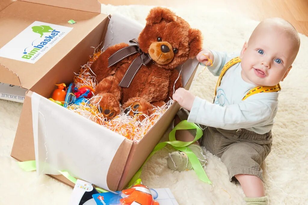 Получить игрушку в подарок. Подарки для детей. Игрушки для детей. Игрушки в коробке. Подарок малышу.